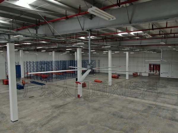 為什么廠房要安裝工業(yè)大風(fēng)扇通風(fēng)降溫呢？